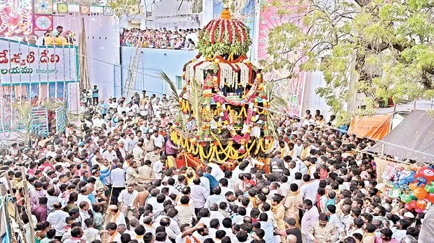 వైభవంగా చౌడేశ్వరీదేవి తిరుగు రథోత్సవం 