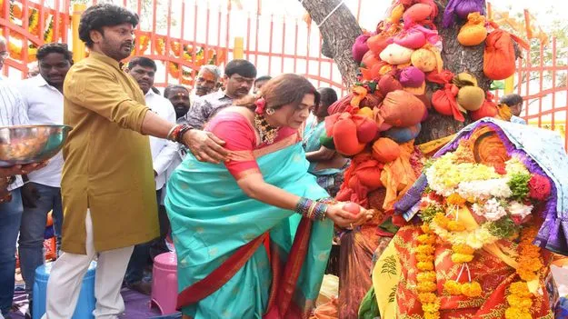  Peddapalli: గద్దెలపై కొలువుదీరిన సారలమ్మ