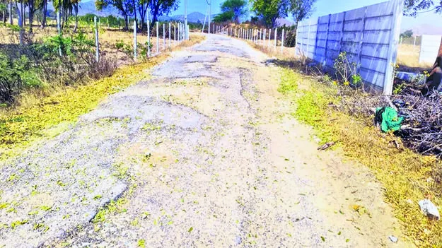 ROAD: పూర్తిగా దెబ్బతిన్న రోడ్డు