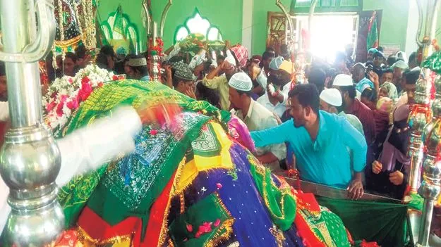 ఉత్సవాలకు పోటెత్తిన భక్తులు