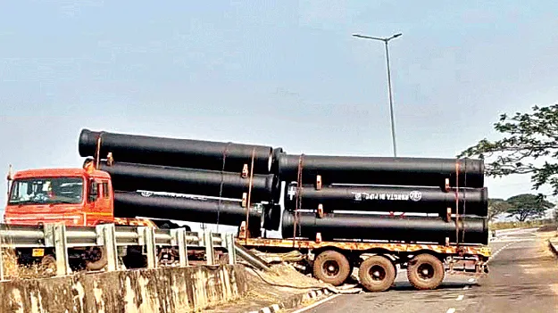 అదుపు తప్పి.. డివైడర్‌పైకి ఎక్కి