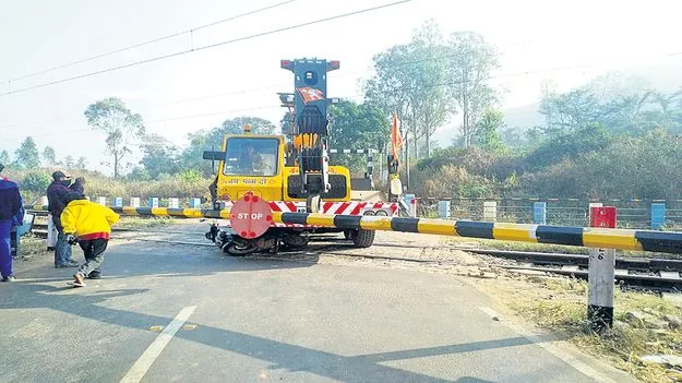  రైల్వే గేటును ఢీకొన్న భారీ క్రేన్‌