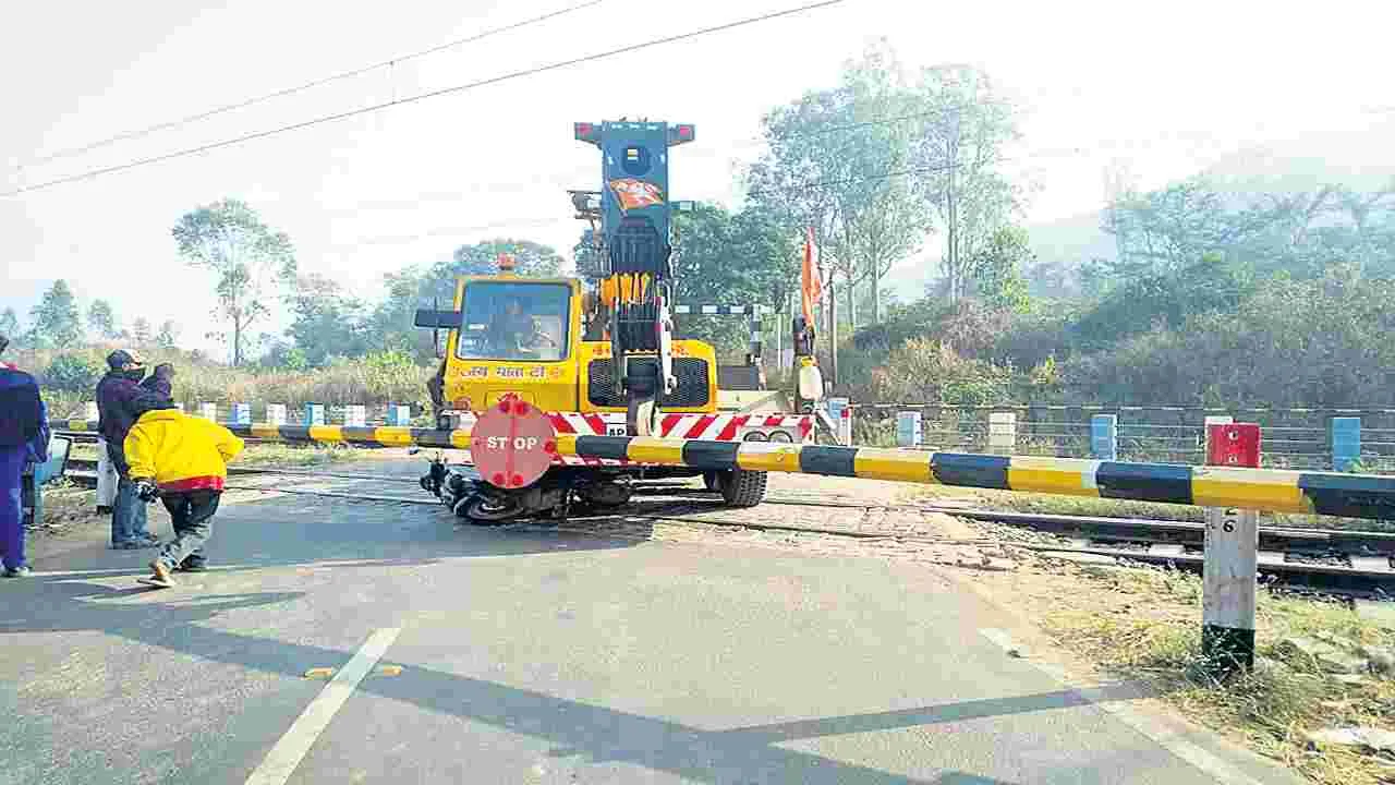 రైల్వే గేటును ఢీకొన్న భారీ క్రేన్‌