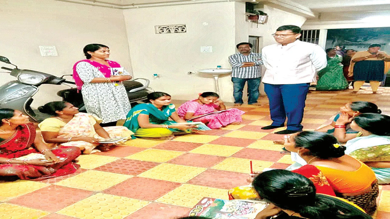 డిజిటల్‌ పద్ధతిలో బోఽధించాలి: కలెక్టర్‌