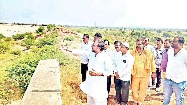 వైసీపీ వల్లనే ప్రాజెక్టులు శిథిలం 