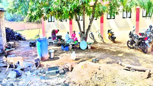 MODEL SCHOOL: చెట్ల కిందే వంట