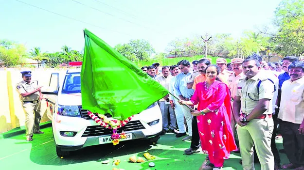 VEHICLES: పోలీస్‌శాఖకు ఐదు వాహనాలు