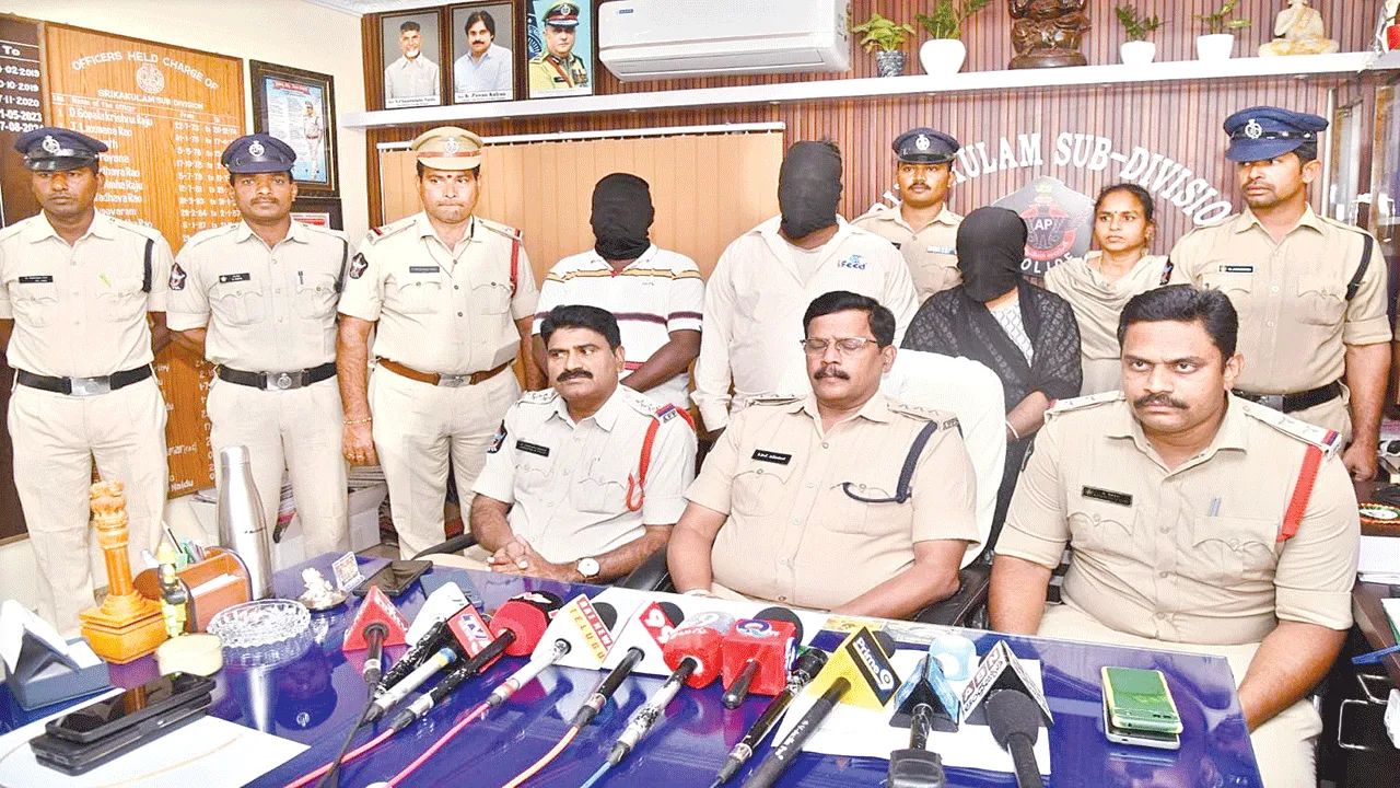 కారులో వచ్చి.. పుస్తెలతాడు చోరీ