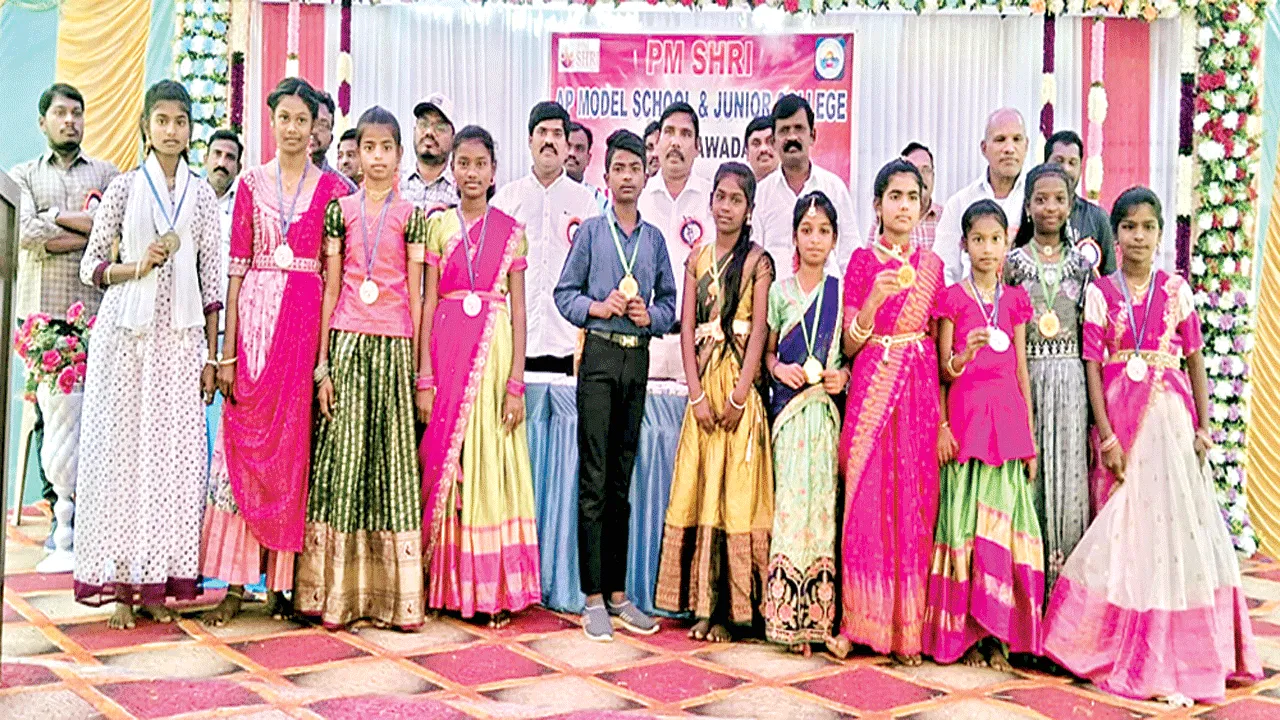 విద్యతోనే భవిష్యత్తు