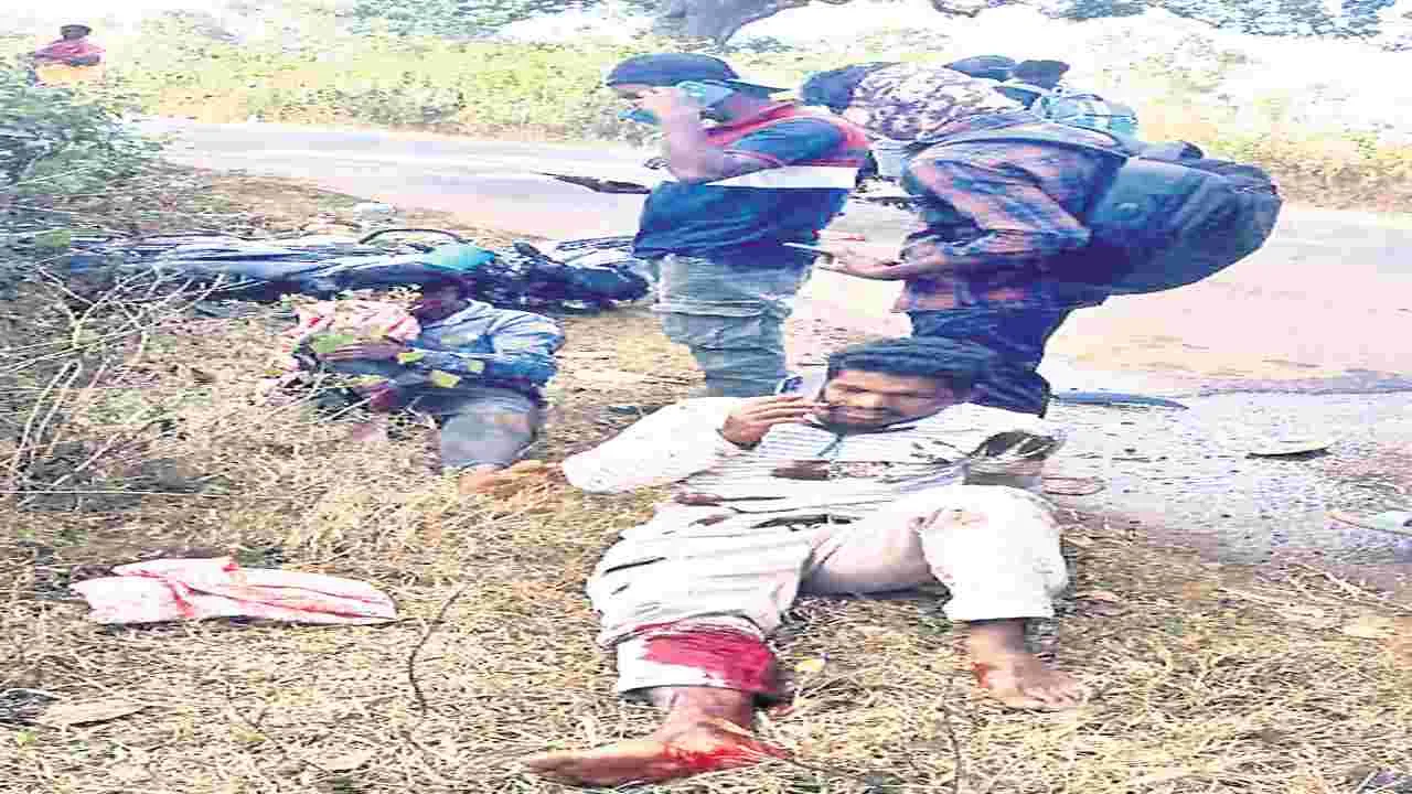 రోడ్డు ప్రమాదంలో ఇద్దరికి గాయాలు