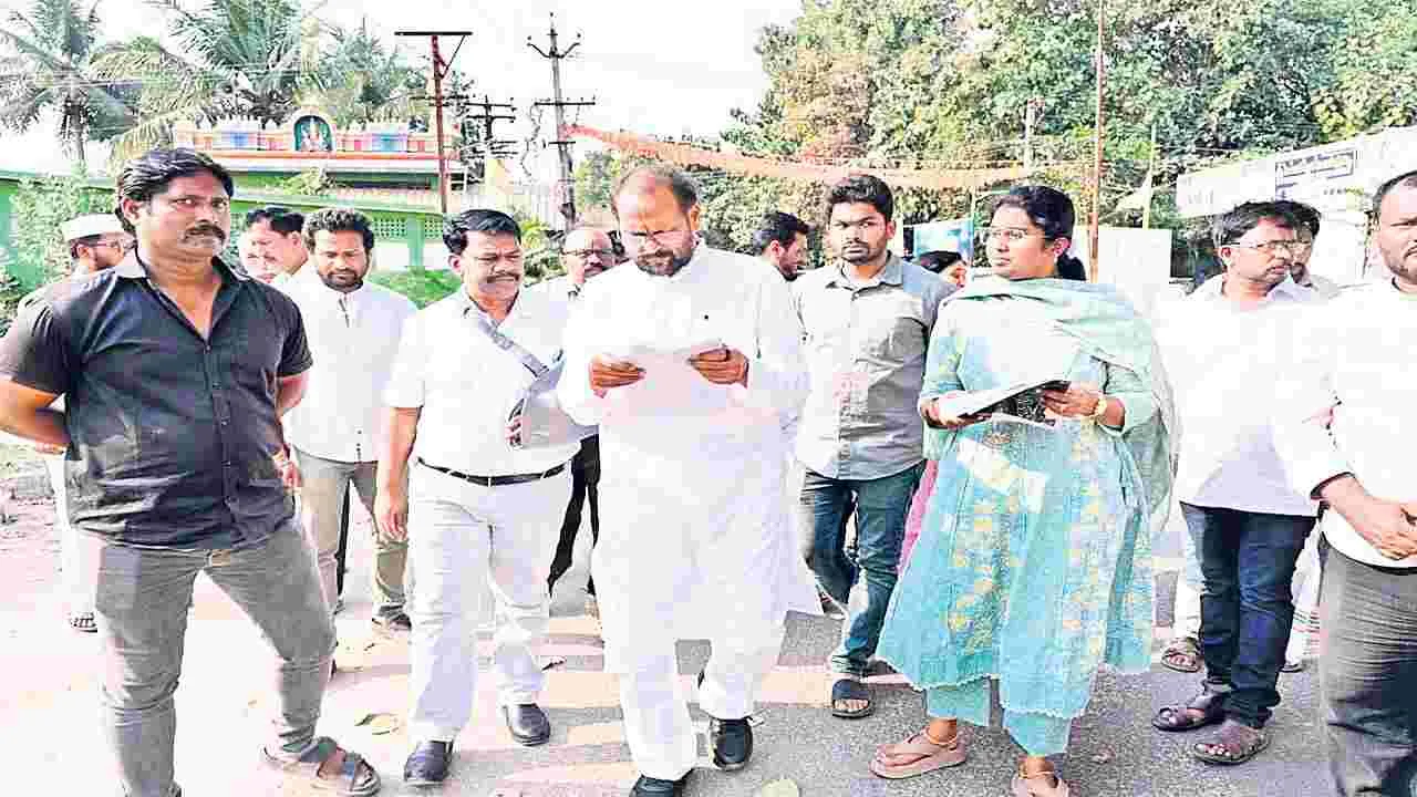 రైల్వే ఫ్లైఓవర్‌ భూ సమస్యపై ఎమ్మెల్యే ఆరా