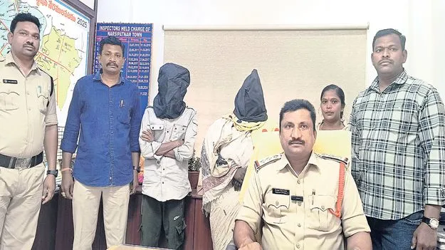 బంగారం చోరీ కేసులో ఇద్దరి అరెస్టు