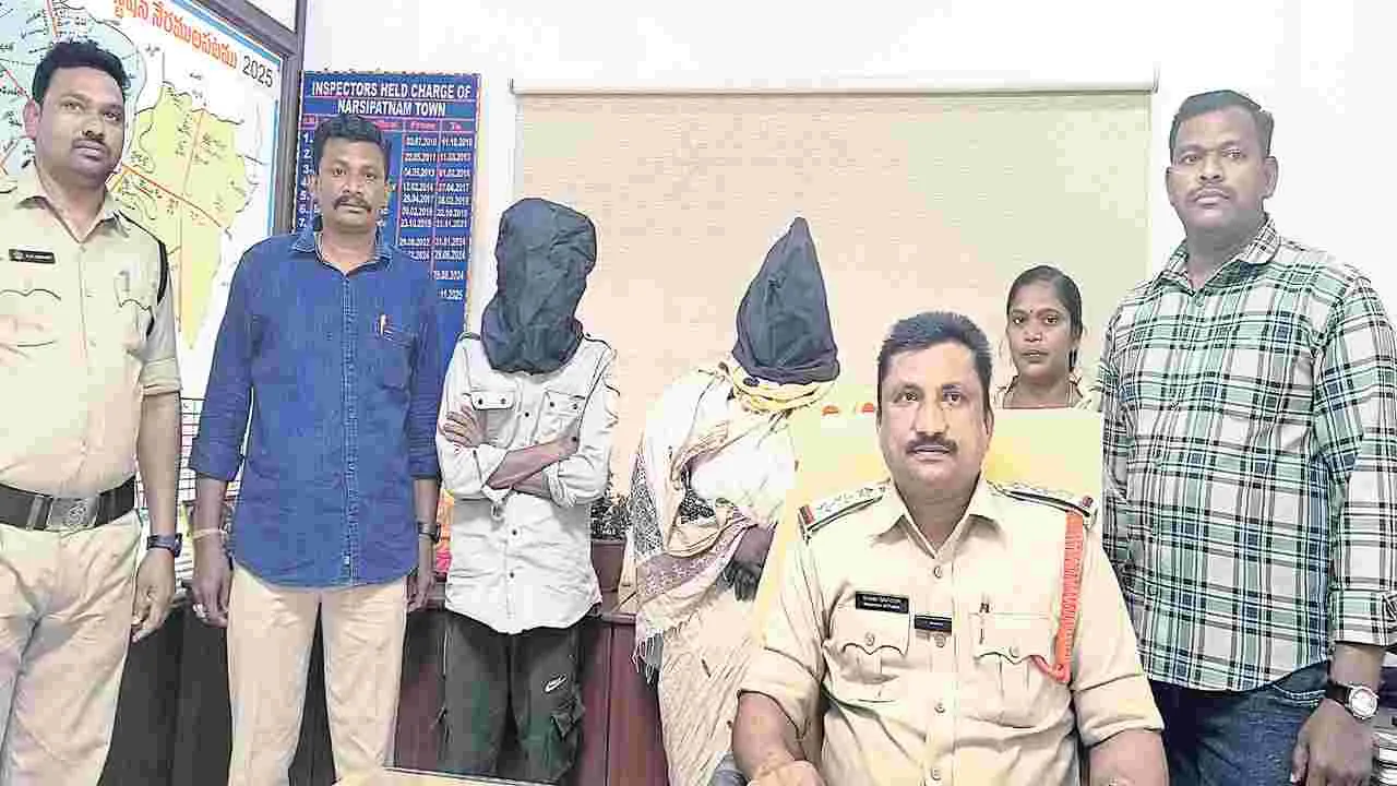 బంగారం చోరీ కేసులో ఇద్దరి అరెస్టు