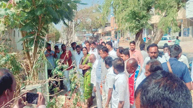 ప్రహరీ కూల్చిన వారిపై కేసు నమోదు చేయాలి