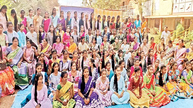 ‘పది’ విద్యార్థినులకు వీడ్కోలు 