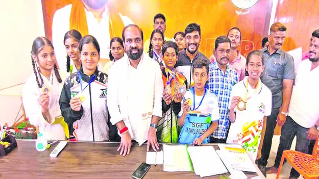MINISTER: కరాటేలో ప్రతిభా విద్యార్థులకు మంత్రి అభినందనలు