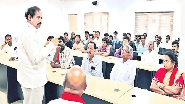 ఉపాధి హామీ చట్టాన్నినీరుగార్చే కుట్ర