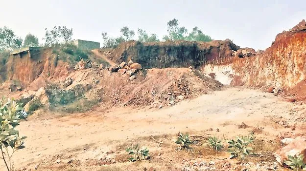 గ్రావెల్‌ అక్రమ తవ్వకాలకు అడ్డేలేదు