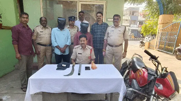 వీఆర్‌ఏపై దాడి కేసులో ఇద్దరి అరెస్టు