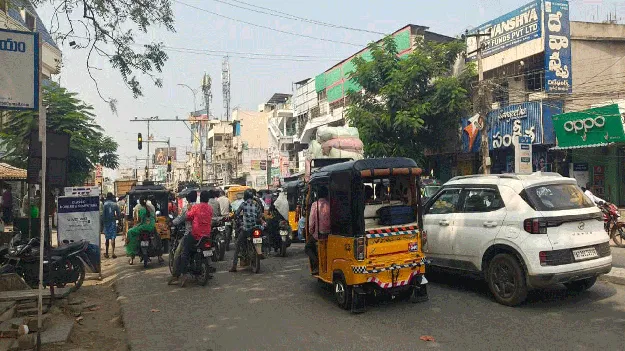  సిగ్నల్స్‌ సరే..  రోడ్ల విస్తరణ ఏదీ? 
