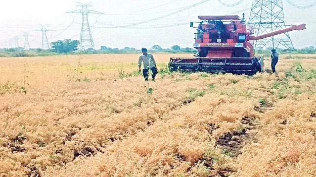 హార్వెస్టర్‌తో రైతుకు ఊరట