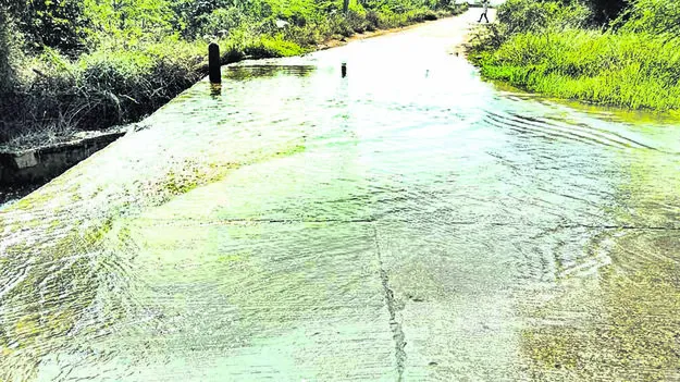 POND: మరువ పారుతున్న కుంట