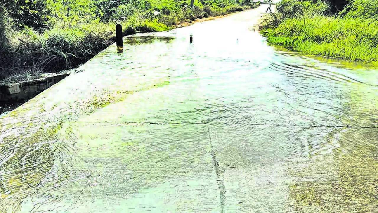 POND: మరువ పారుతున్న కుంట