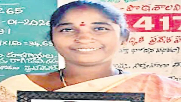 మోపెడ్‌ను ఢీకొన్న   కంటైనర్‌ లారీ 