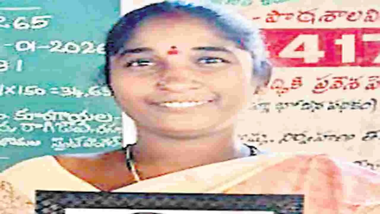 మోపెడ్‌ను ఢీకొన్న   కంటైనర్‌ లారీ