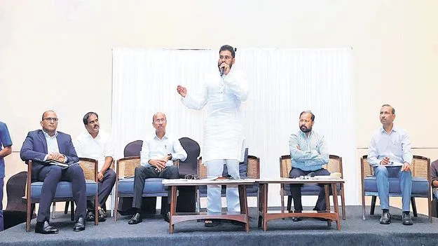 కాలుష్య నియంత్రణపై దృష్టి పెట్టండి