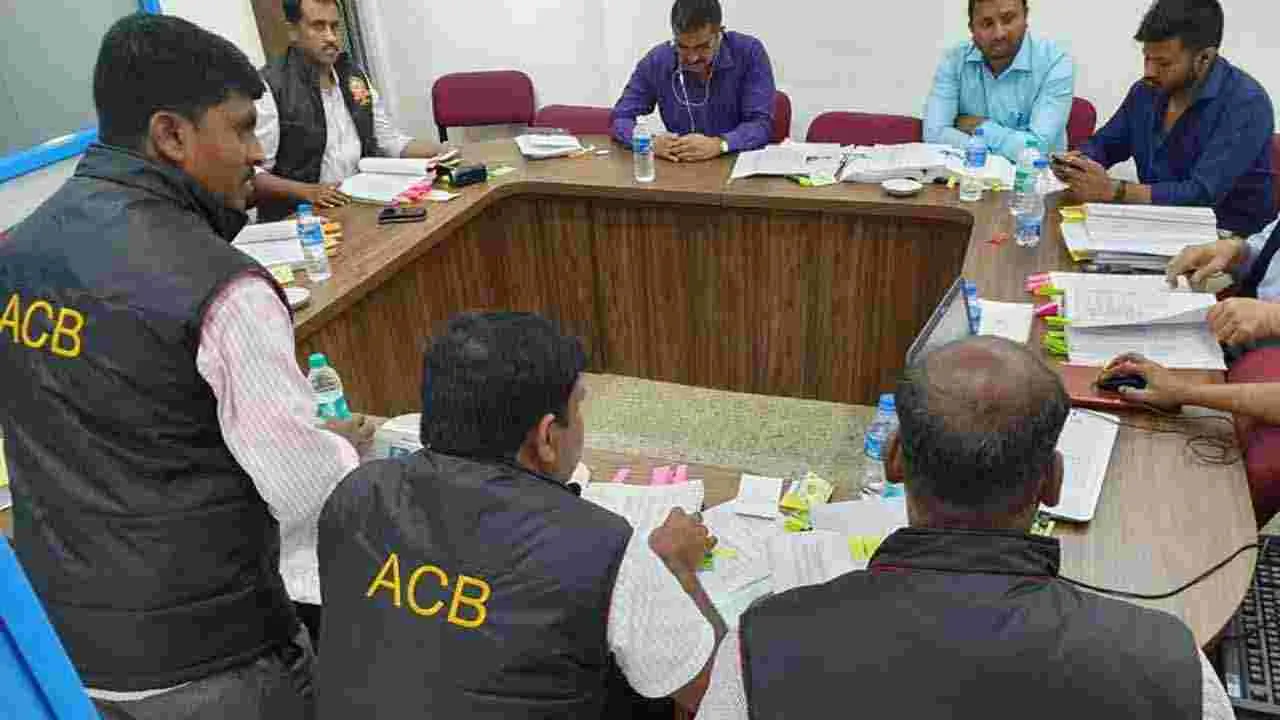 పంచాయతీరాజ్ ఉద్యోగి ఆస్తులపై ఏసీబీ రైడ్స్.. ఇరు తెలుగు రాష్ట్రాల్లో సోదాలు..