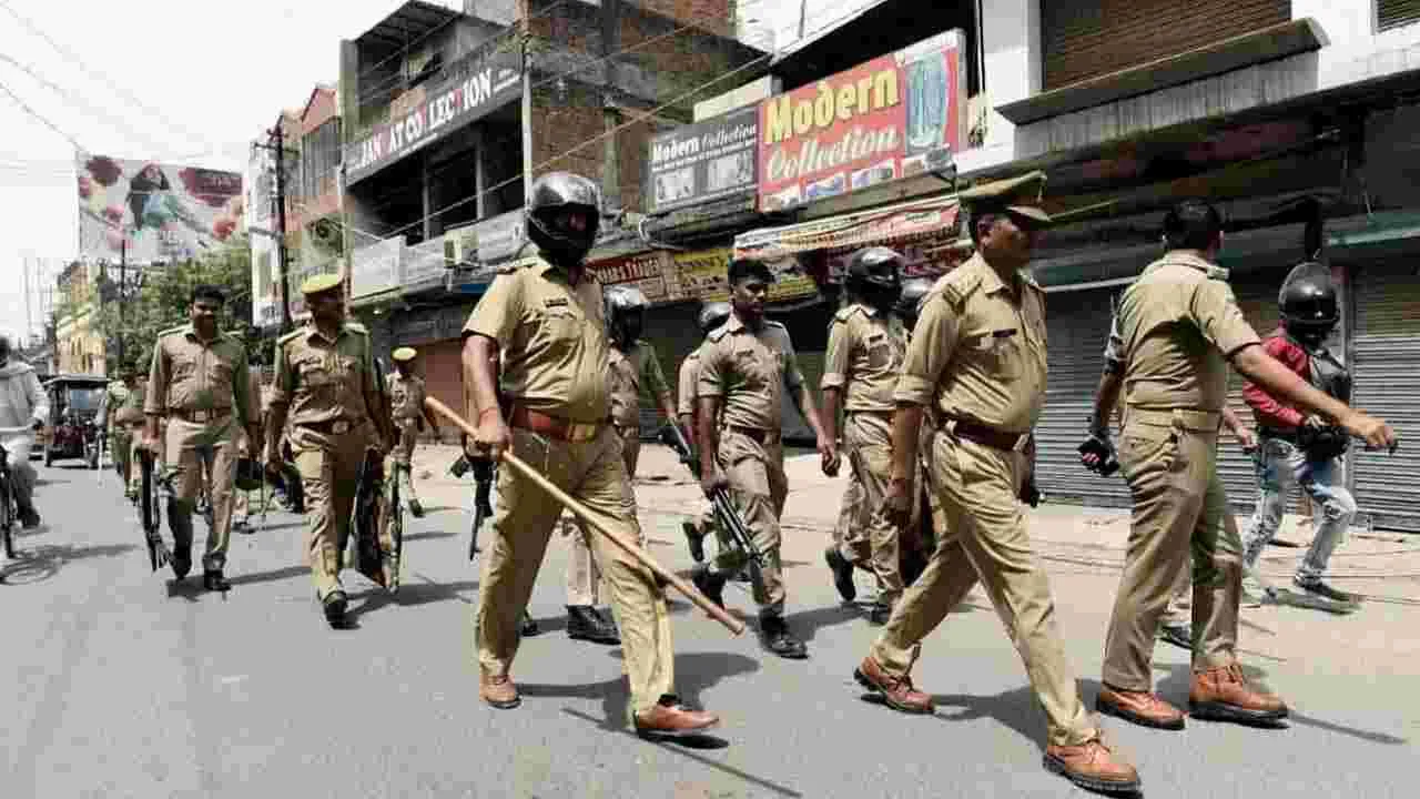 నిందితులకు చీరాల పోలీసులు స్పెషల్ ట్రీట్‌మెంట్