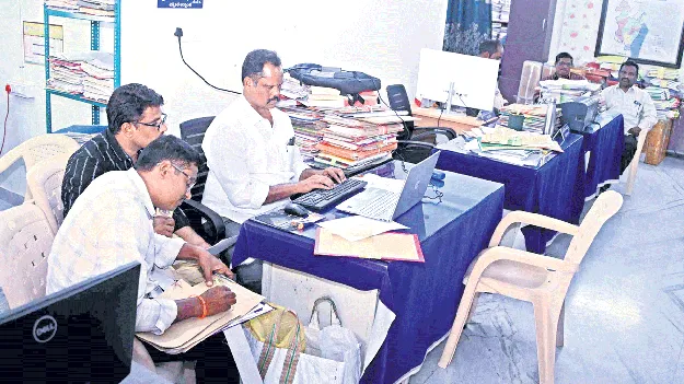 కోట్లు కూడబెట్టాడు