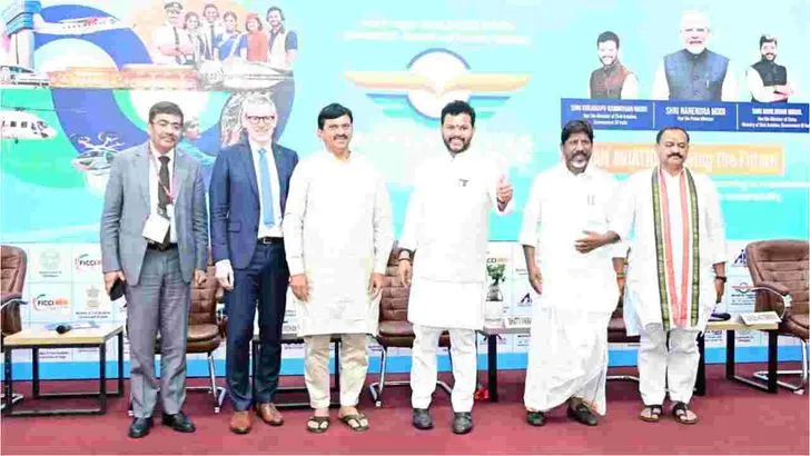 వింగ్స్ ఇండియా .. ప్రేక్షకులను మంత్రముగ్ధులను చేస్తున్న విమాన విన్యాసాలు 