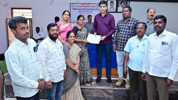 ఈ-సెకిళ్ల పంపిణీలో సమర్ధసేవలు