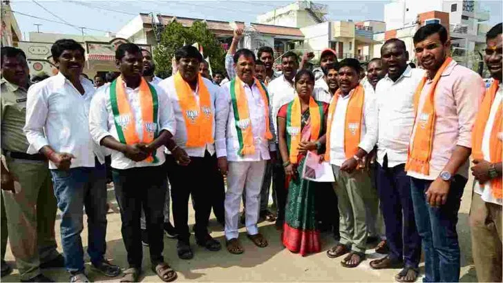 మున్సిపాలిటీల్లో పోటాపోటీగా నామినేషన్లు..