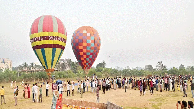 ఆకాశవీధిలో విహారం