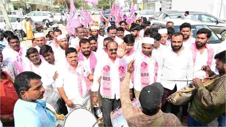 మున్సిపాలిటీల్లో పోటాపోటీగా నామినేషన్లు..