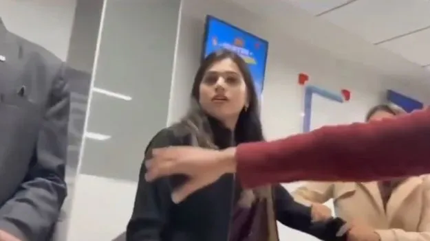 నేను ఠాకూర్‌ని.. నాతో పెట్టుకుంటే.. బ్యాంకు మహిళా ఉద్యోగి రభస