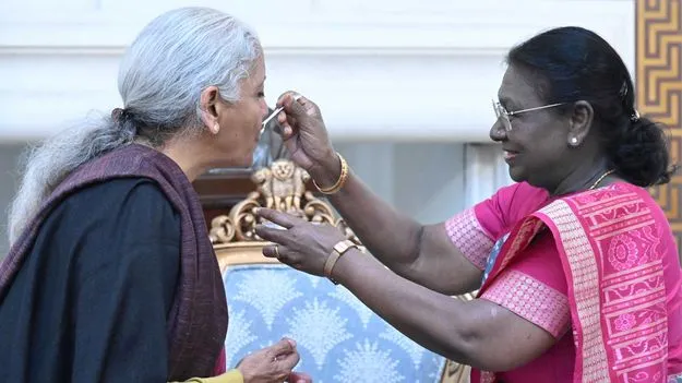 కేంద్ర ఆర్థిక మంత్రికి, ఆమె బృందానికి రాష్ట్రపతి ద్రౌపది ముర్ము శుభాకాంక్షలు 