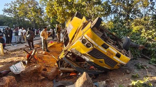 Bus Accident: పెళ్లి ప్రయాణికుల బస్సు బోల్తా.. ఐదుగురి మృతి, 85 మందికి గాయాలు..