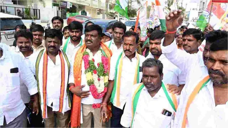 మున్సిపాలిటీల్లో పోటాపోటీగా నామినేషన్లు..