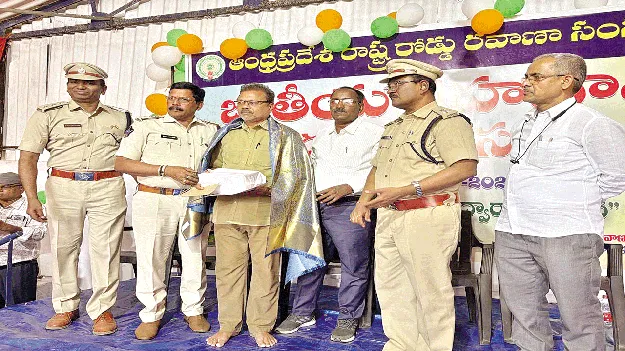 ప్రయాణికుల సౌకర్యమే లక్ష్యంగా పని చేయాలి