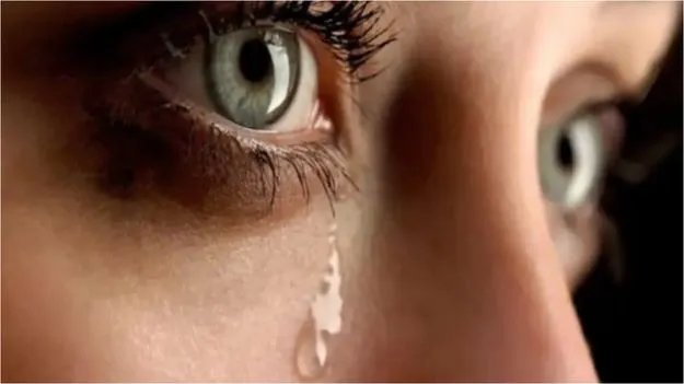 కళ్లలో తరచూ నీరు కారుతోందా? కారణాలు తెలుసుకోండి..