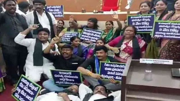 జీవీఎంసీ కౌన్సిల్ సమావేశం రసాభాస..  