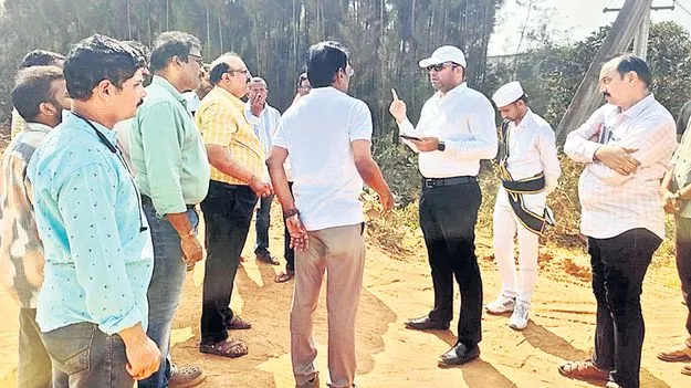 రోడ్ల నిర్మాణం సత్వరం పూర్తికావాలి 