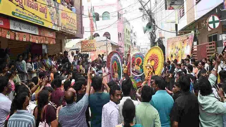 పడమర వీధి గంగానమ్మ జాతర.. పోటెత్తిన భక్తులు