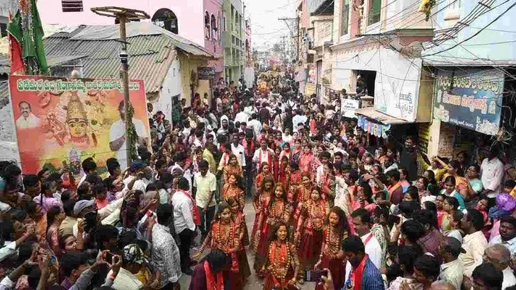 పడమర వీధి గంగానమ్మ జాతర.. పోటెత్తిన భక్తులు