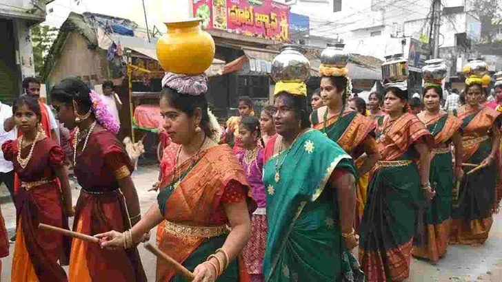 పడమర వీధి గంగానమ్మ జాతర.. పోటెత్తిన భక్తులు