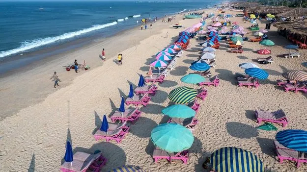 అనుమతి లేకుండా టూరిస్టుల ఫొటోలు తీస్తే.. గోవా పోలీస్ వార్నింగ్